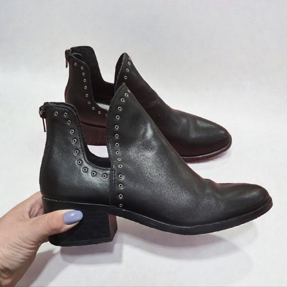 Chelsea & Violet Shoes - Chelsea & Violet Black Leather Ankle Boots Size Women's 5.5